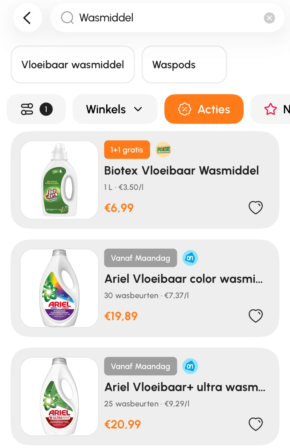 Zoekresultaten voor wasmiddel in de Mandje-app, met de acties bij elke supermarkt